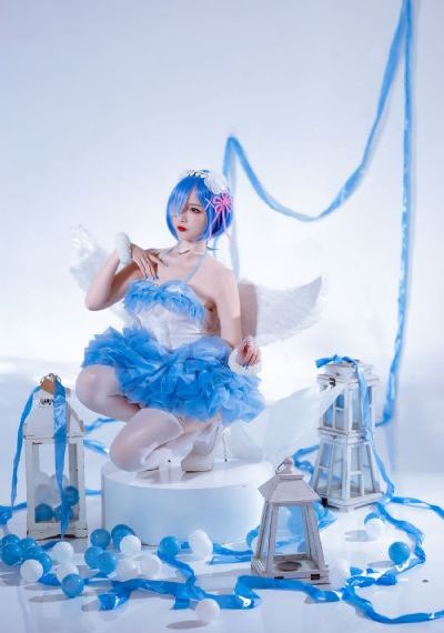趁美女睡觉扒了衣服游戏_DVD完整版观看