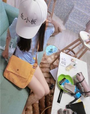 美女叉开双腿_HD手机在线观看